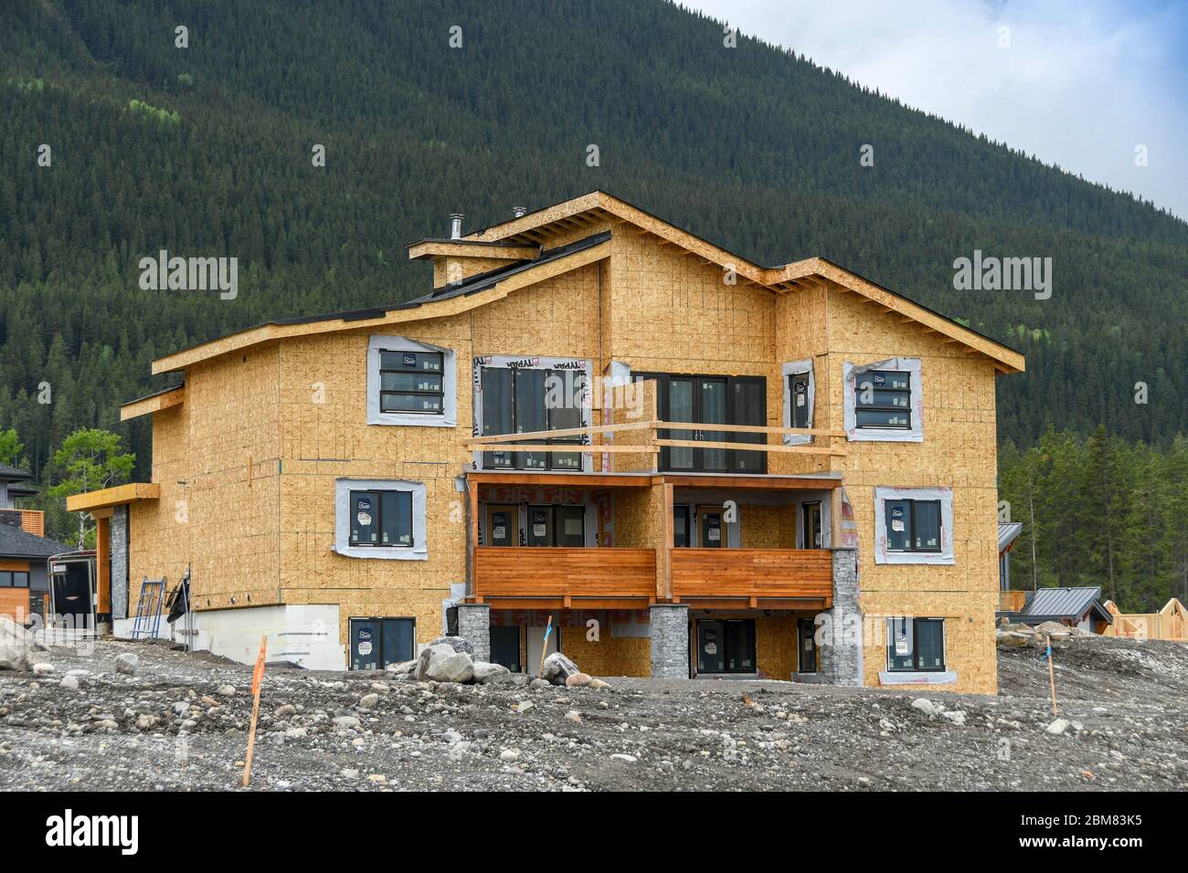 CANMORE, AB, CANADA - JUIN 2018 : construction de nouvelles maisons à Canmore, près de Banff. Banque D'Images CANMORE, AB, CANADA - JUIN 2018 : construction de nouvelles maisons à Canmore, près de Banff. Banque D'Images