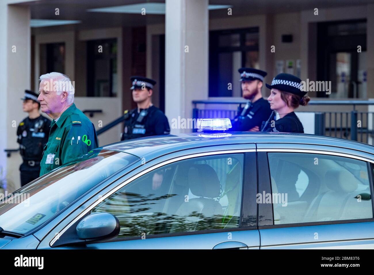 Brentwood Essex, Royaume-Uni. 7 mai 2020. Clap pour le NHS, clap pour les soignants Brentwood Town Hall avec la police d'Essex, les conseillers et d'autres employés. Deux trompettistes du groupe de jeunes de Brentwood Imperial ont joué « nous nous rerencontrerons au début. Crédit : Ian Davidson/Alay Live News Banque D'Images