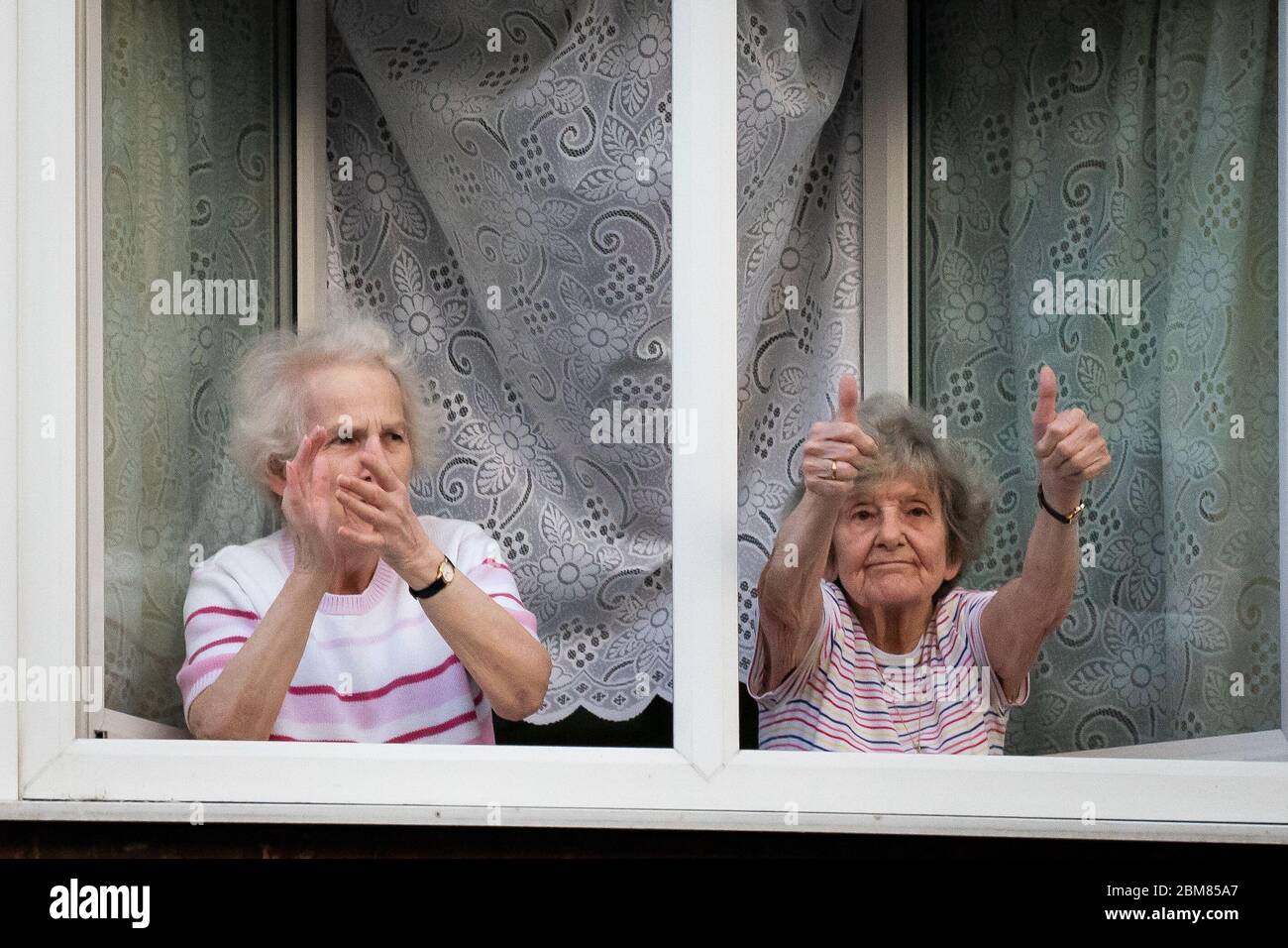 Les résidents des maisons voisines de Whittington Health à Londres se joignent aux applaudissements pour saluer les héros locaux lors de l'initiative de Clap for Carers de jeudi dans tout le pays, qui vise à reconnaître et à soutenir les travailleurs du NHS et les soignants qui luttent contre la pandémie du coronavirus. Banque D'Images