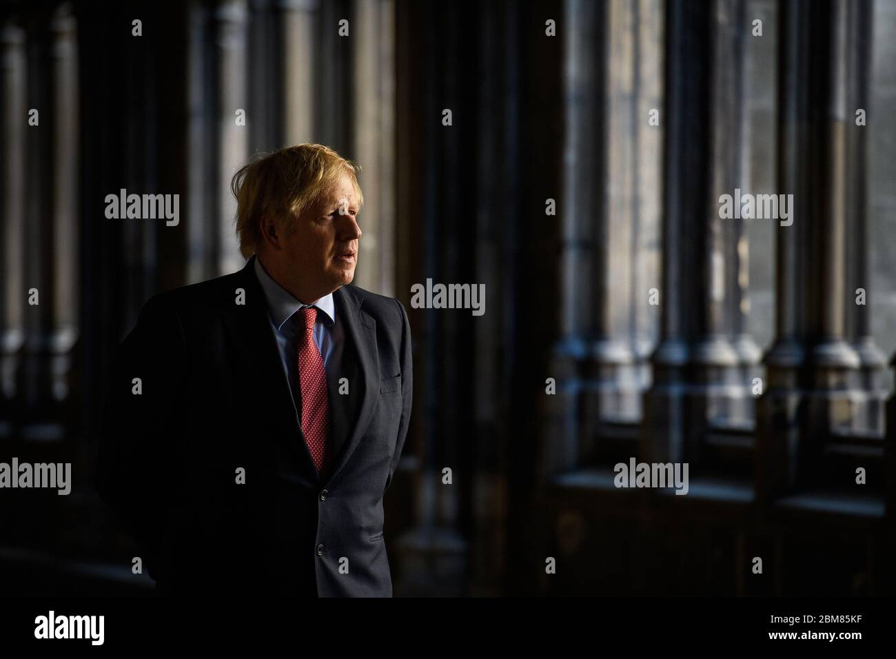 Le Premier ministre Boris Johnson parle avec le doyen de l'abbaye de Westminster, le Dr David Hoyle (non représenté) lors d'une visite à l'approche des commémorations pour souligner le 75e anniversaire de la Journée du VE. Banque D'Images