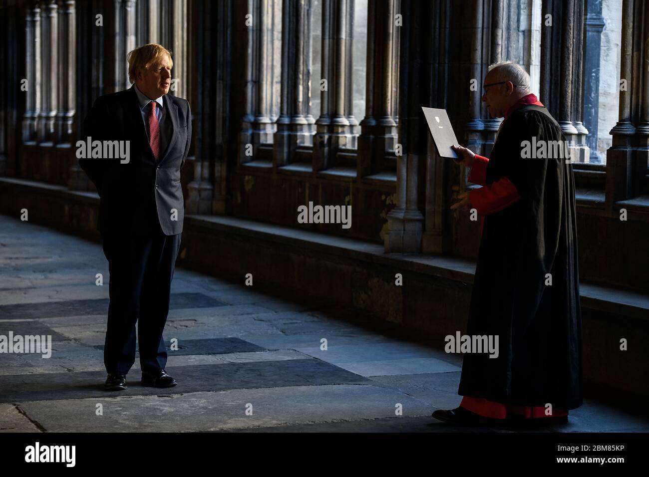 Le Premier ministre Boris Johnson parle avec le doyen de l'abbaye de Westminster, le Dr David Hoyle (à droite), lors d'une visite à l'approche des commémorations pour souligner le 75e anniversaire de la Journée du VE. Banque D'Images