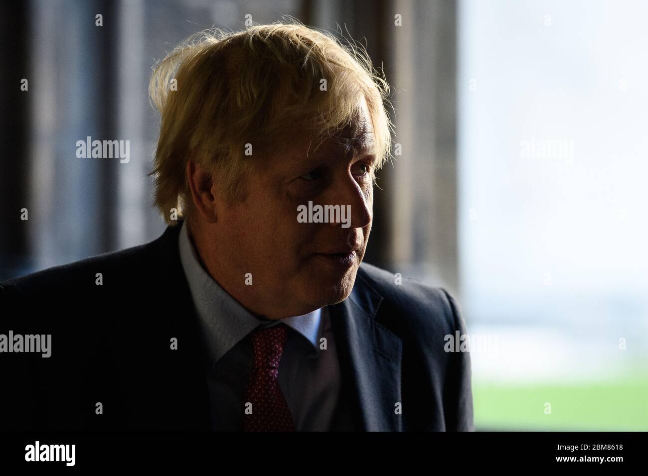 Le Premier ministre Boris Johnson parle avec le doyen de l'abbaye de Westminster, le Dr David Hoyle (non représenté) lors d'une visite à l'approche des commémorations pour souligner le 75e anniversaire de la Journée du VE. Banque D'Images