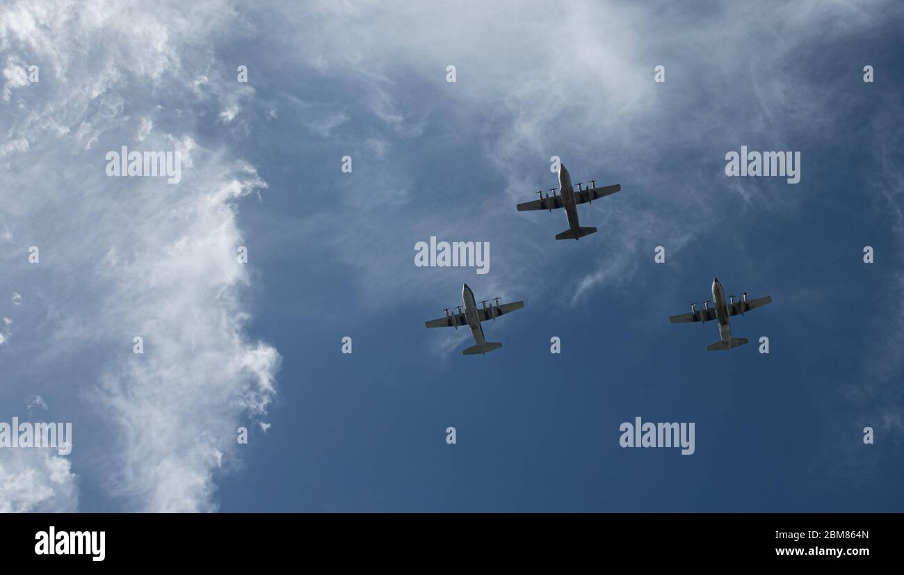 C-130 avions de l'Armée de l'Air Argentine volant Buenos Aires. Banque D'Images