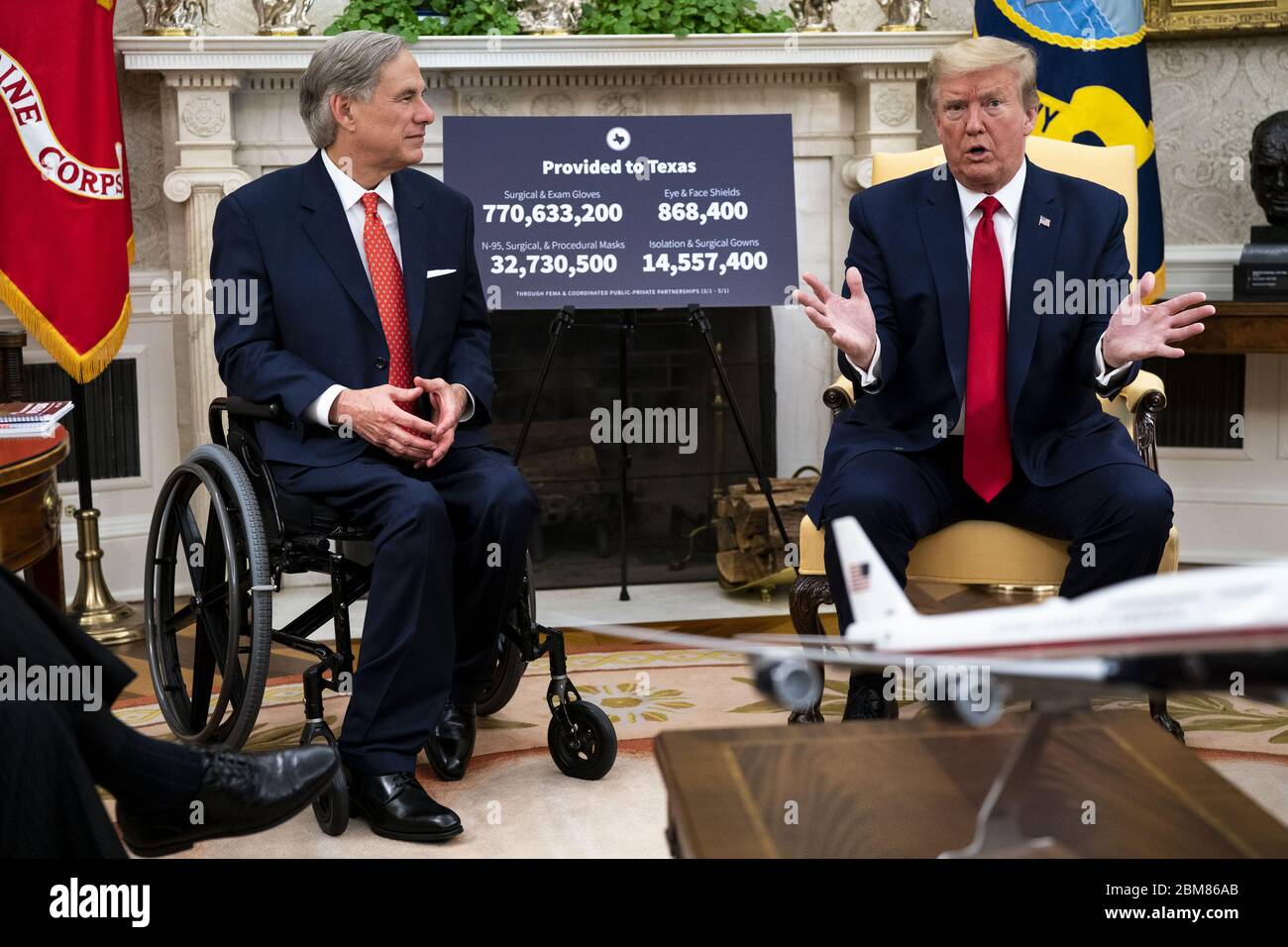 Washington, États-Unis. 07th Mai 2020. Le président Donald Trump rencontre le gouverneur du Texas Greg Abbott dans le bureau ovale de la Maison Blanche à Washington, DC, le jeudi 7 mai 2020. Photo de piscine par Doug Mills/UPI crédit: UPI/Alay Live News Banque D'Images