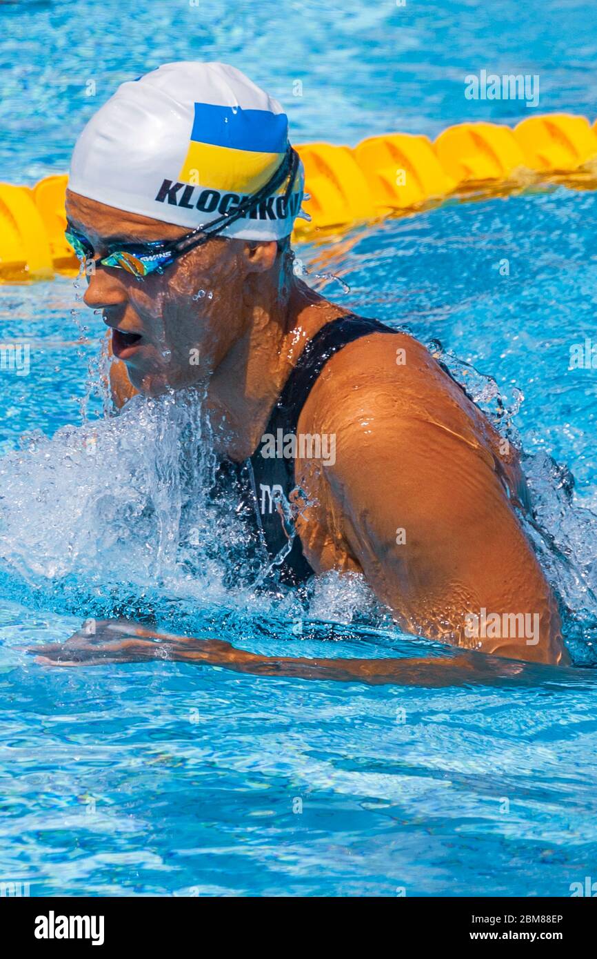 Yana Klochkova (UKR) participe à la compétition individuelle de 400 mètres de chaleur féminine aux Jeux Olympiques d'été 2004 à Athènes. Banque D'Images