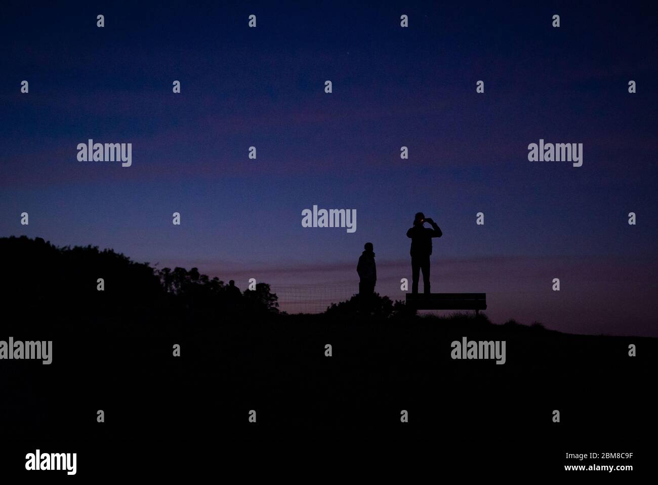 Les membres du public tentent de photographier la dernière superlune de l'année. La pleine lune de mai est également connue sous le nom de 'lune de fleur', signifiant les fleurs qui fleurissent pendant le mois. Banque D'Images