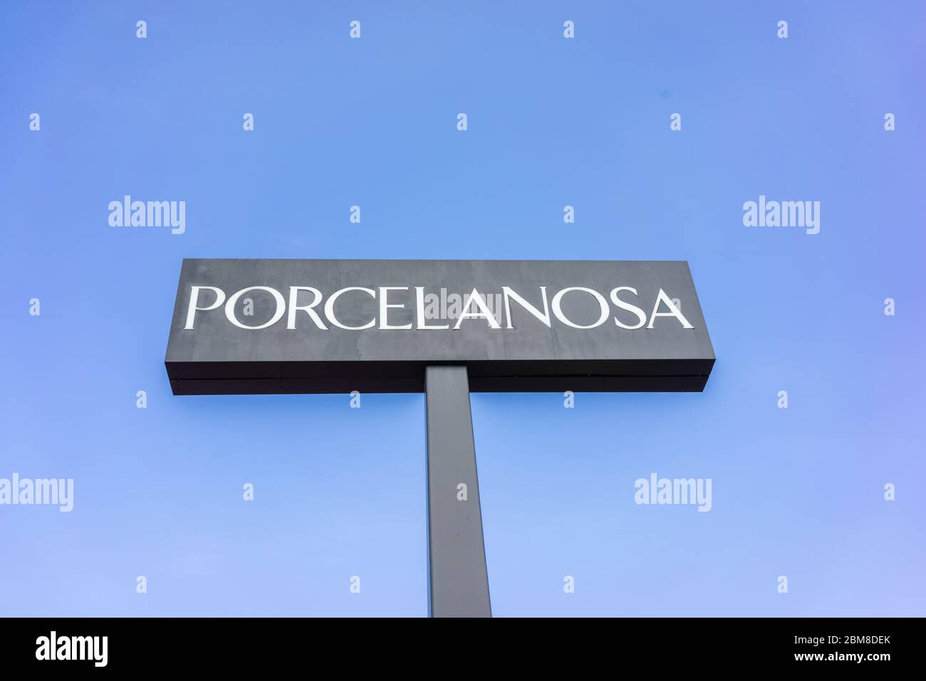 Panneau Porcelanosa Shop contre le ciel bleu, Southampton, Angleterre, Royaume-Uni Banque D'Images