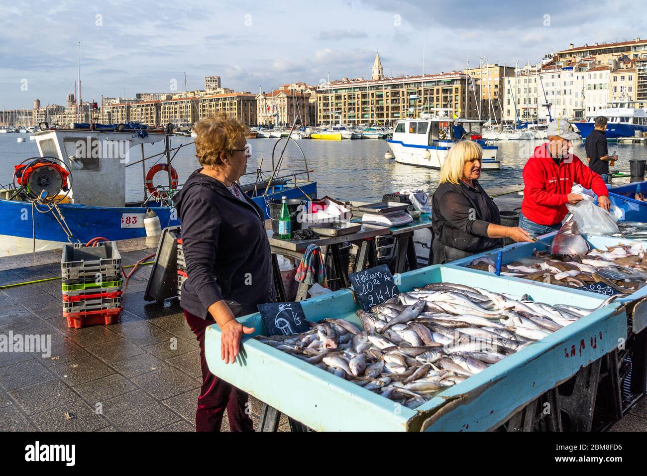 Une cale de poisson frais au célèbre marché de poissons de Marseille qui se tient chaque matin au Vieux Port. Marseille, France, janvier 2020 Banque D'Images