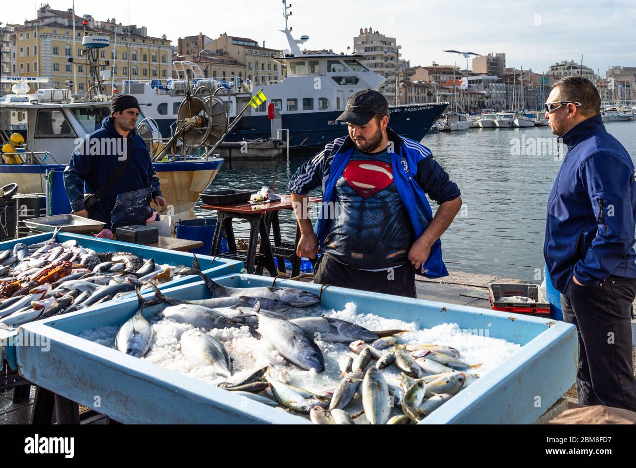 Pêcheur vendant du poisson frais au marché de Marseille. Marseille, France, janvier 2020 Banque D'Images