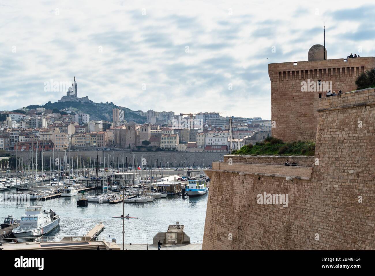 Les imposantes parois défensives du fort Saint-Jean dominant le Vieux Port de Marseille. Marseille, France, août 2019 Banque D'Images