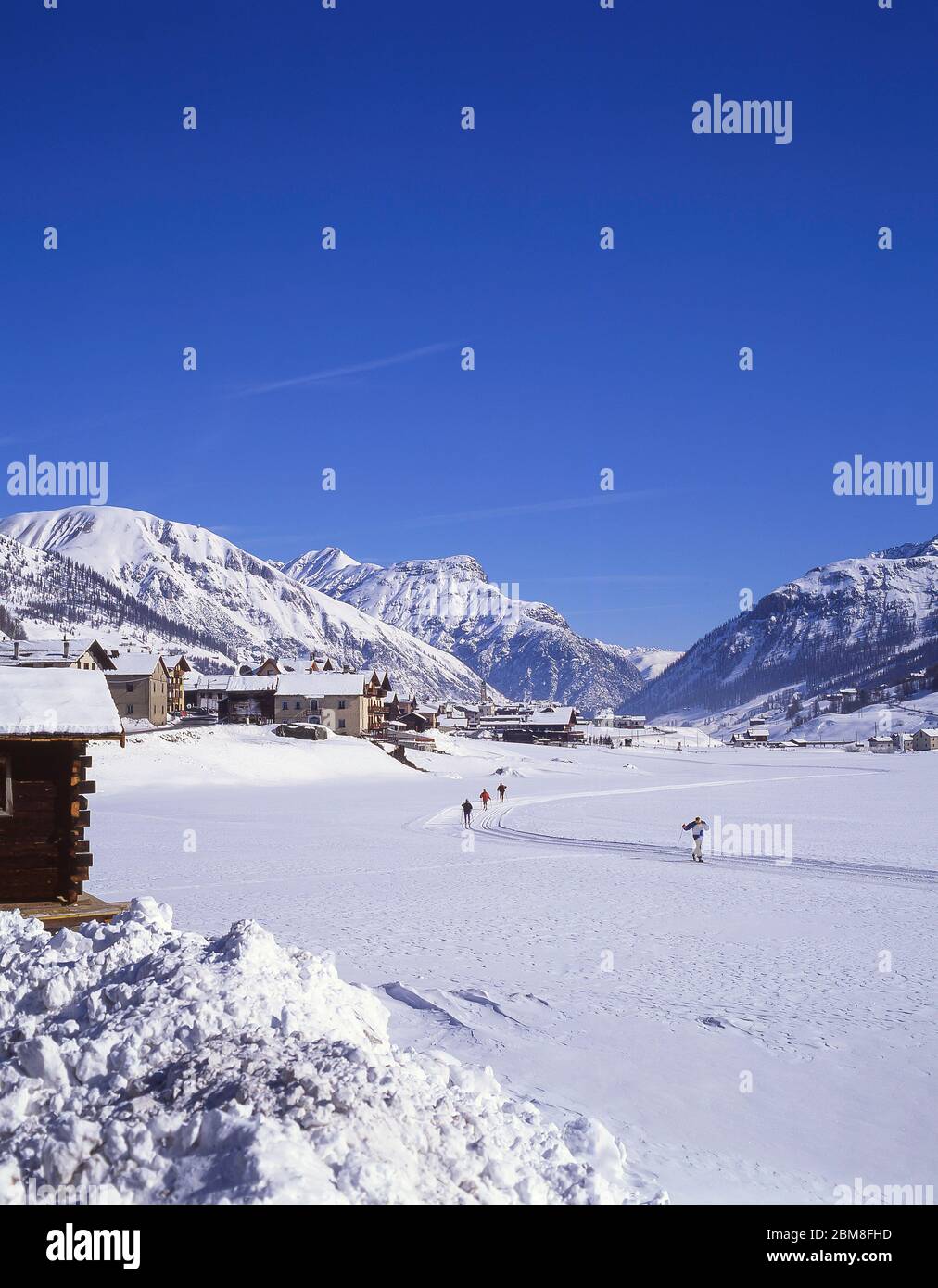 Ski de fond sur le lac gelé, Livigno, Alta Valtellina, Lombardie, Italie Banque D'Images