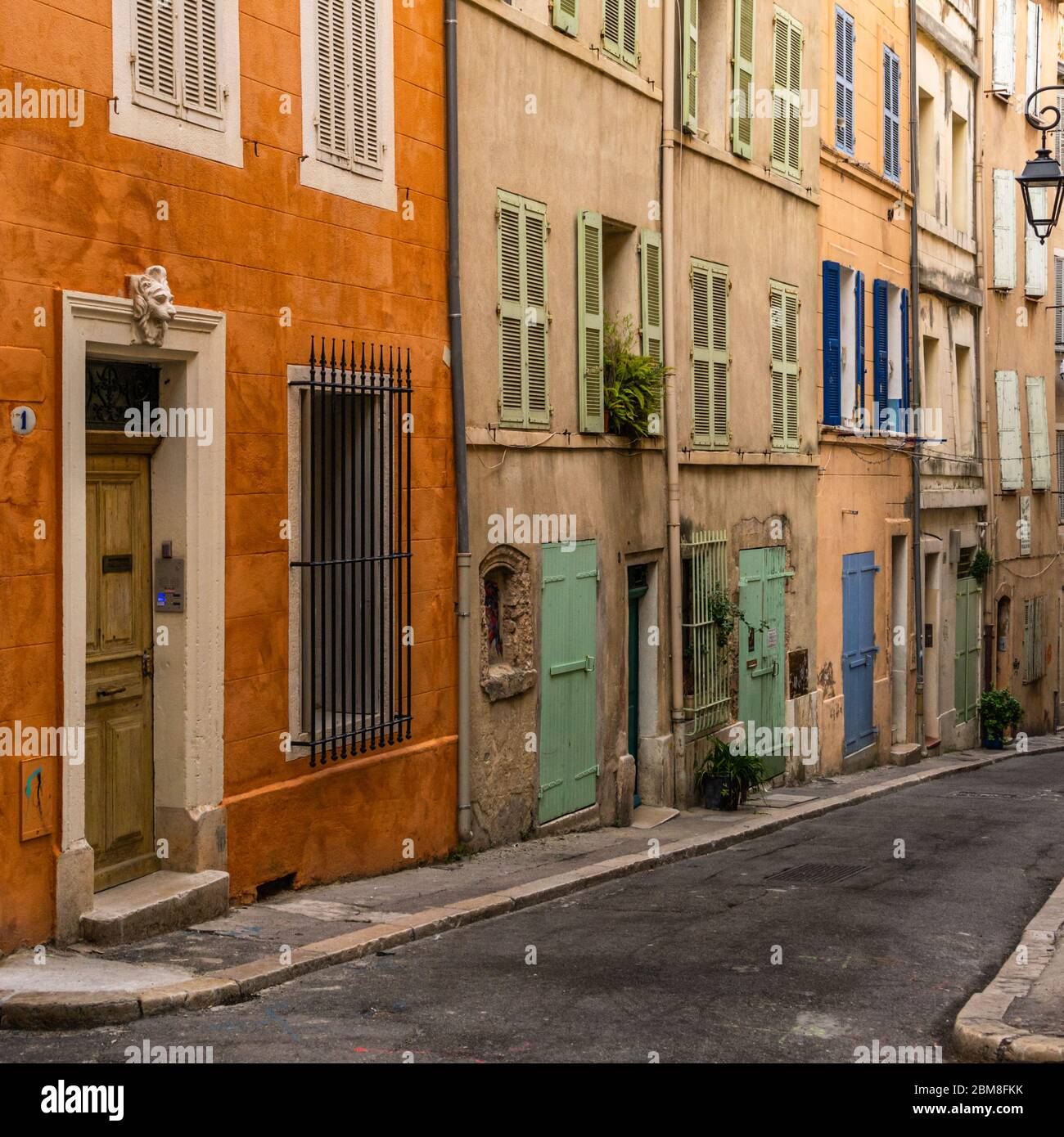 Une rue pittoresque et colorée dans le quartier du Panier, le centre historique pittoresque de Marseille, en France Banque D'Images