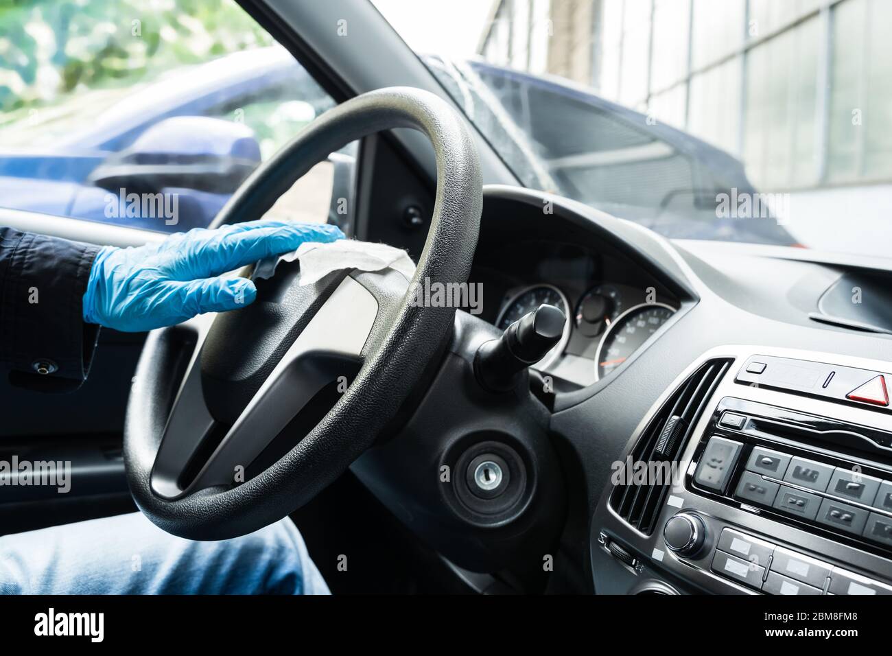 Nettoyage de la voiture avec assainisseur nettoyer contre l'infection virale Banque D'Images