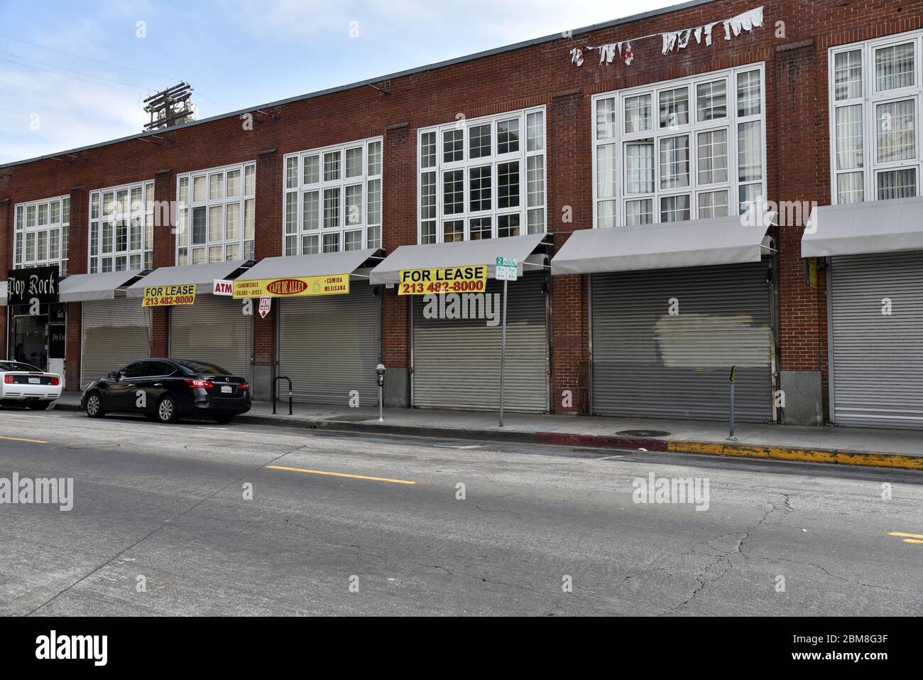 Los Angeles, CA/USA - 28 avril 2020 : la quarantaine du coronavirus force les entreprises à fermer, car des panneaux de location apparaissent sur les vitrines de vente au détail Banque D'Images