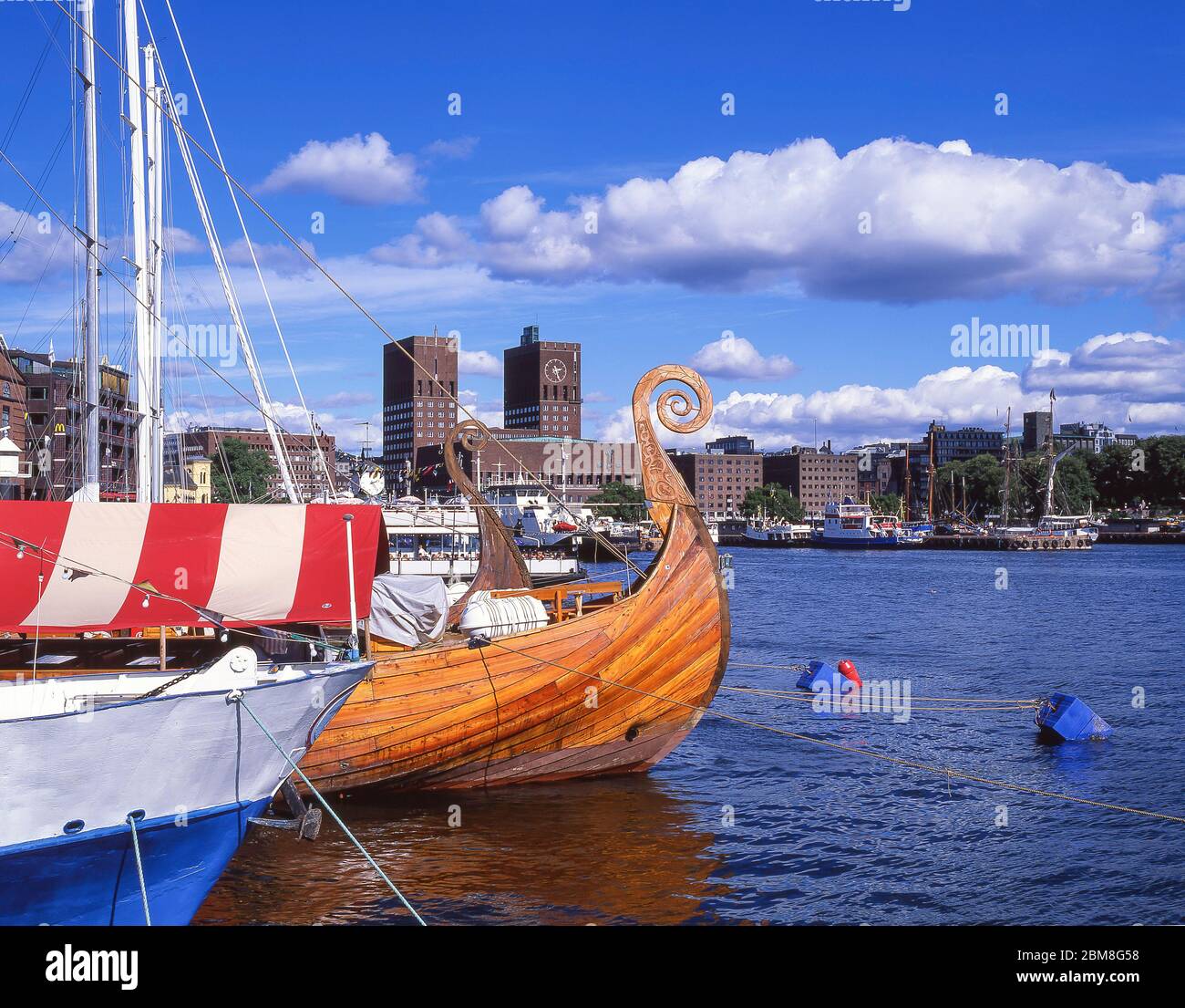 Hôtel de ville et réplique du navire viking, port d'Oslo, Oslo, Royaume de Norvège Banque D'Images