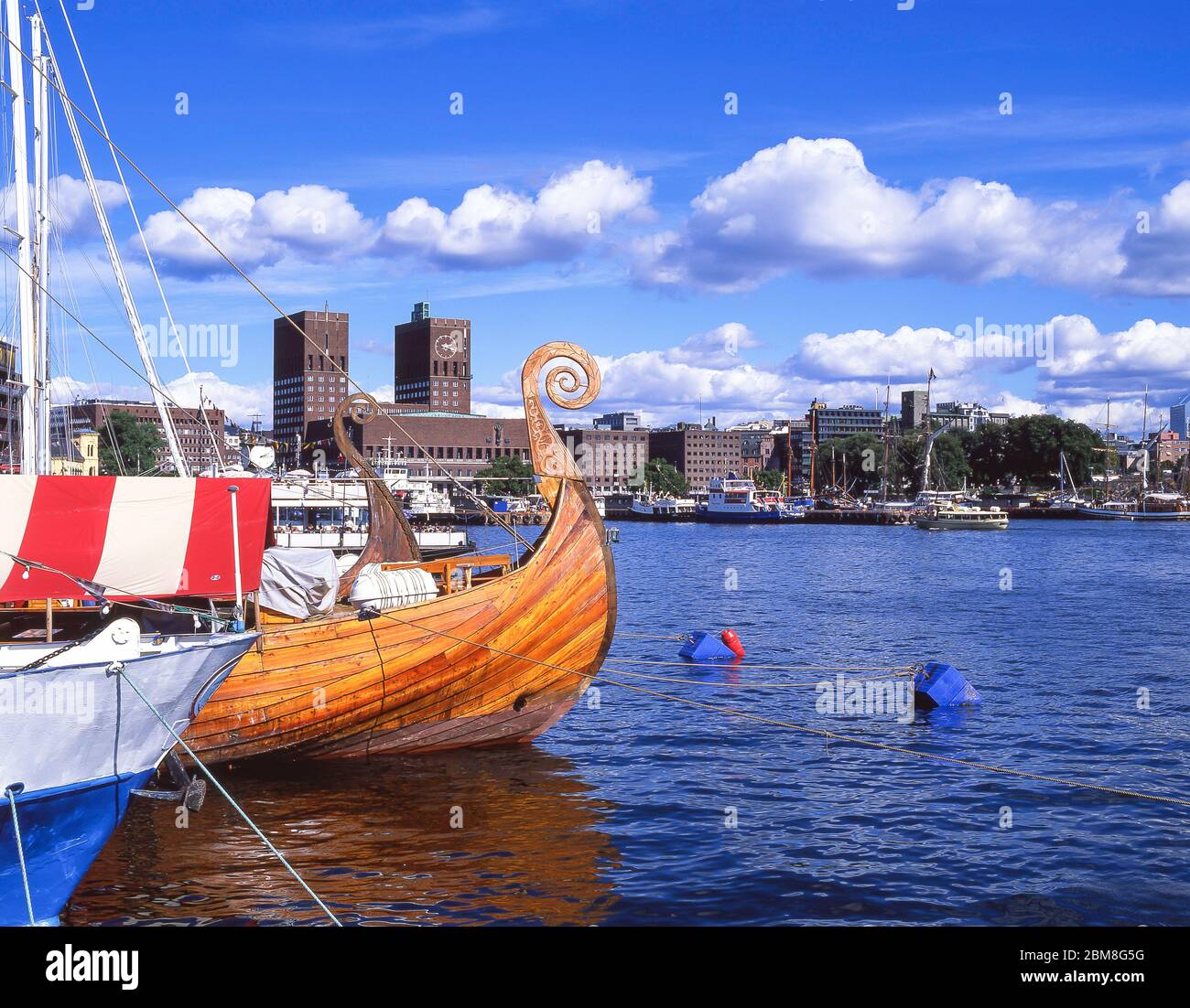 Hôtel de ville et réplique du navire viking, port d'Oslo, Oslo, Royaume de Norvège Banque D'Images