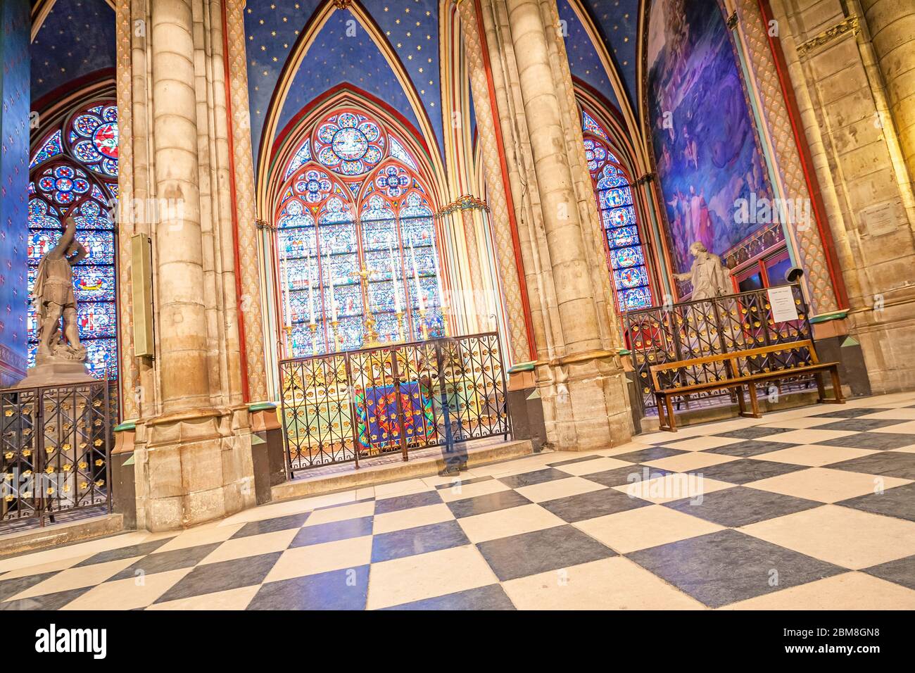 Une des chapelles à l'intérieur de la notre-Dame de Paris à Paris France Banque D'Images