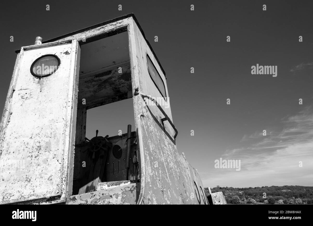 Porte ouverte d'un remorqueur abandonné Banque D'Images