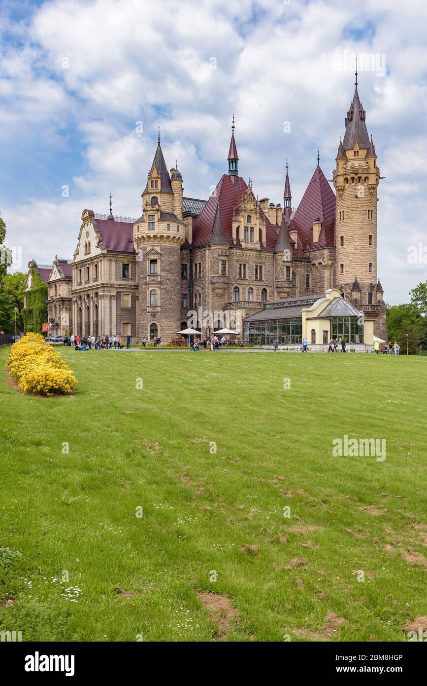 Moszna, Pologne - 21 mai 2017 : vue sur le château néobaroque du XVIIe siècle de Moszna, dans le sud-ouest de la Pologne, souvent présenté dans la liste des plus beaux Banque D'Images