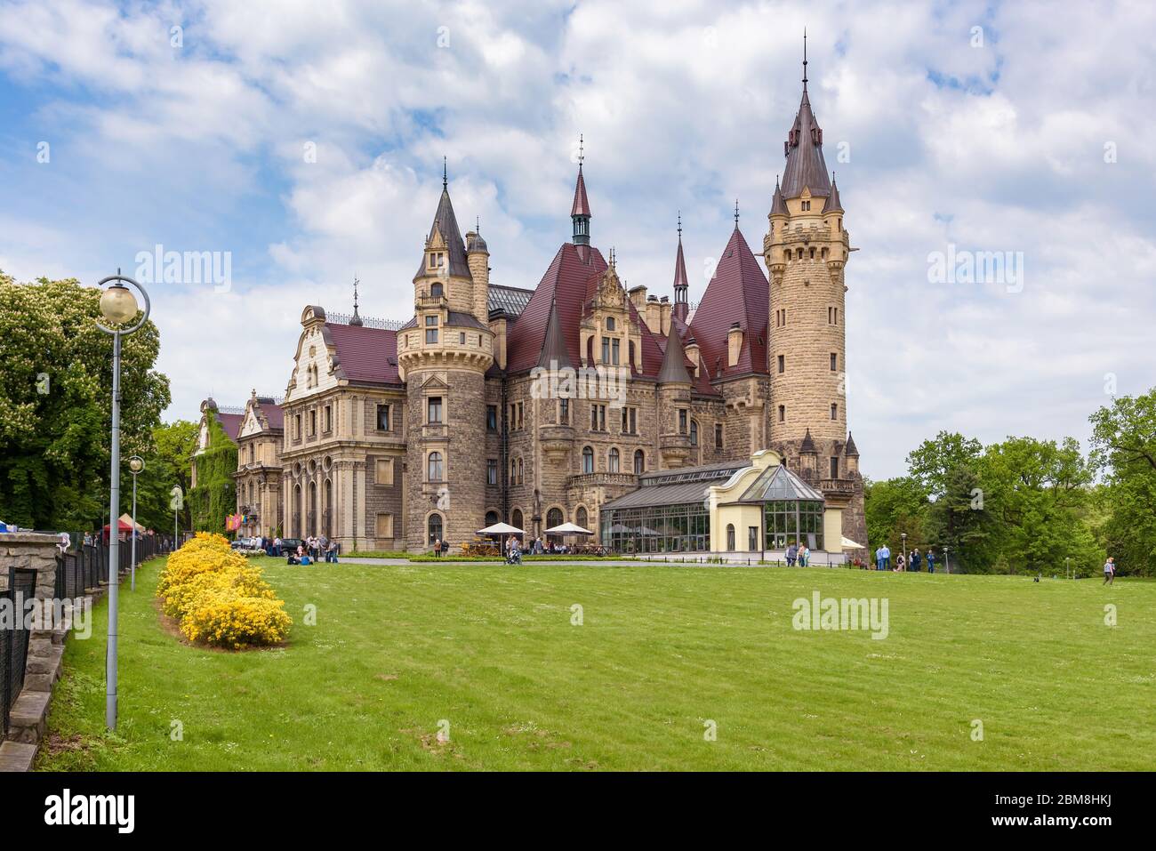 Moszna, Pologne - 21 mai 2017 : vue sur le château néobaroque du XVIIe siècle de Moszna, dans le sud-ouest de la Pologne, souvent présenté dans la liste des plus beaux Banque D'Images