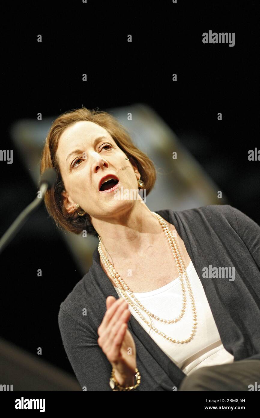 Anne Applebaum, auteure parlant sur scène au Hay Festival, Hay-on-Wye, pays de Galles. 25 mai 2013, Hay-on-Wye. ©PRWPhotography Banque D'Images