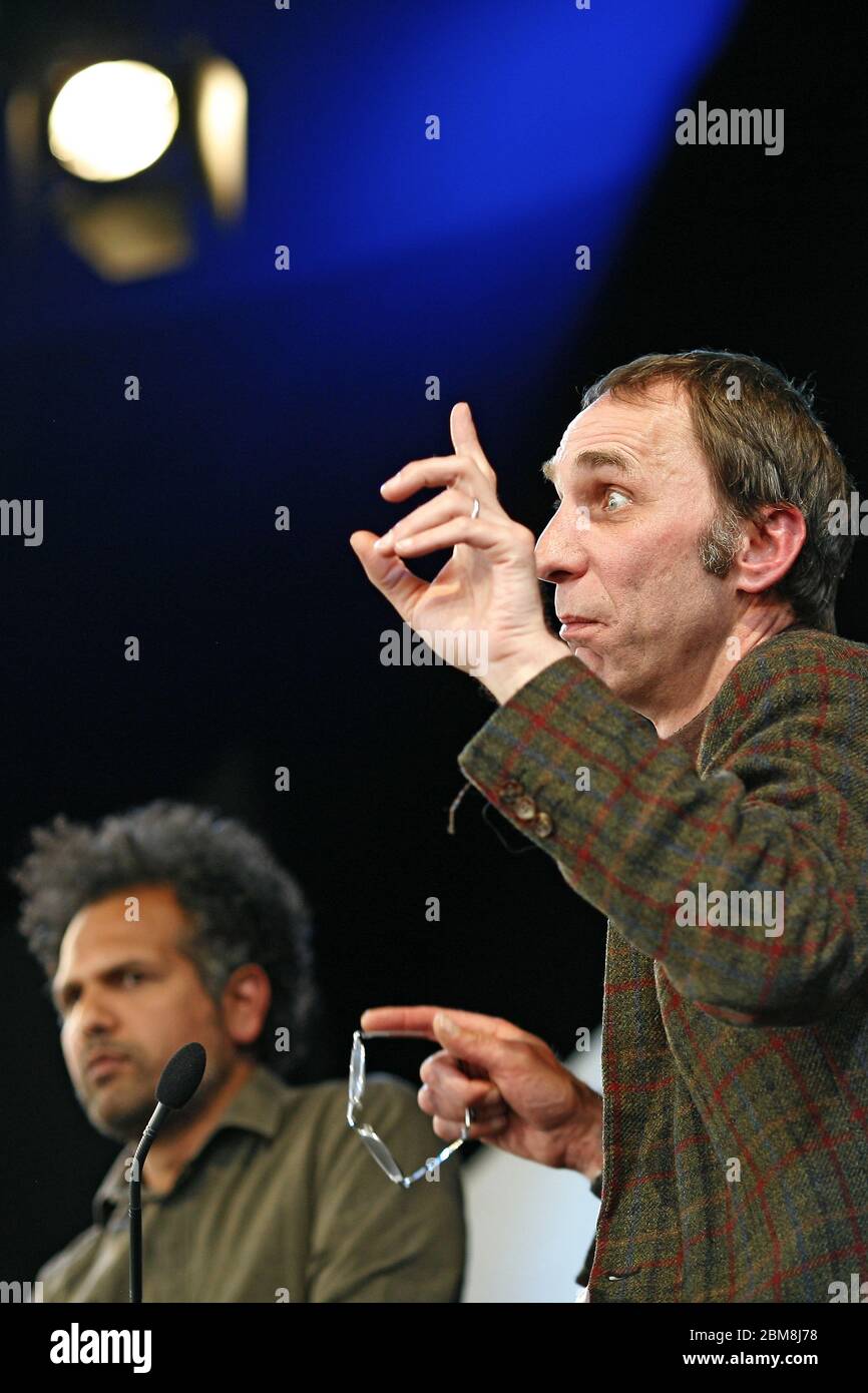 Will Self, journaliste et auteur parle à Sarfraz Manzoor, Hay Festival le 25 mai 2013. Hay-on-Wye, Powys, pays de Galles. ©PRWPhotography Banque D'Images