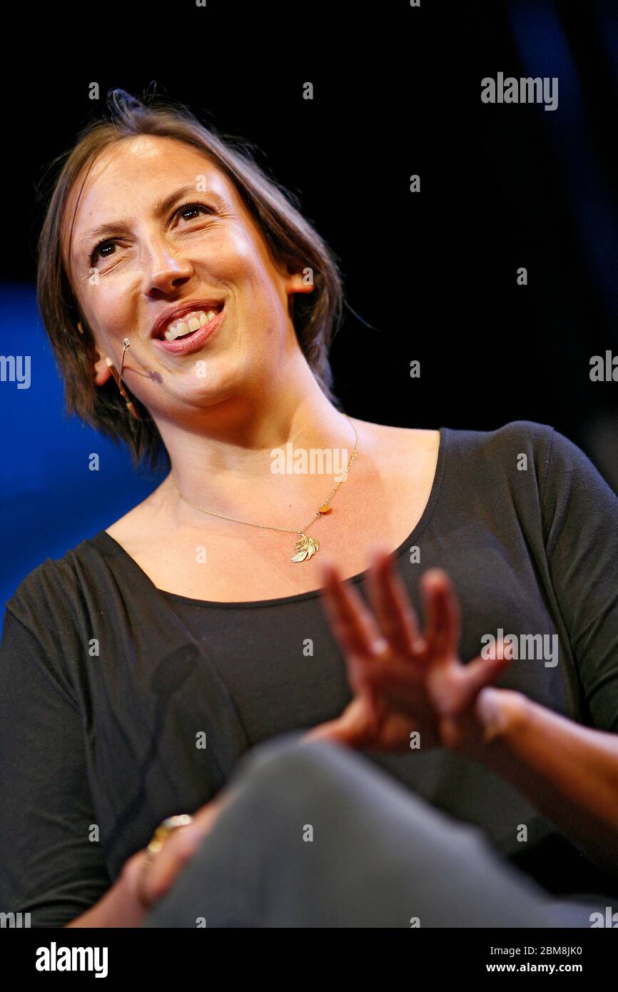 Miranda Hart, parle à Claudia Winkleman de sa vie et de sa carrière, sur scène au Hay Festival le 2 juin 2013. Hay-on-Wye, Powys, pays de Galles. ©PRWPhotography Banque D'Images