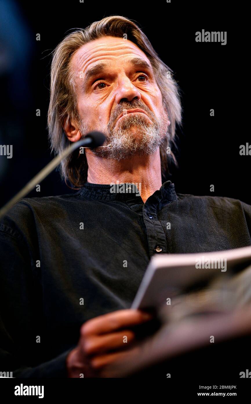 Jeremy Irons lisant la poésie de la Grande Guerre sur scène au Hay Festival 2013 Hay on Wye Powys Wales UK ©PRWPhotography Banque D'Images