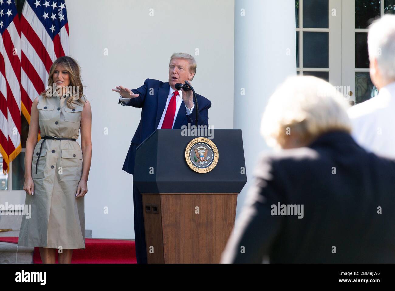 La première dame Melania Trump, au centre, et le président des États-Unis Donald J. Trump, à droite, participent à la Journée nationale de prière à la Maison Blanche à Washington, DC, États-Unis, le jeudi 7 mai 2020. Crédit : Stefani Reynolds/CNP/MediaPunch Banque D'Images