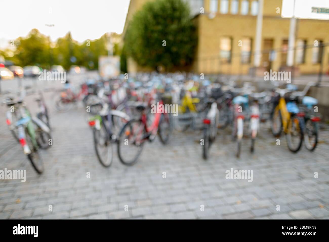 Une rangée de bicyclettes défocased se garer dans la rue principale, près du terrain clos et du bâtiment Banque D'Images