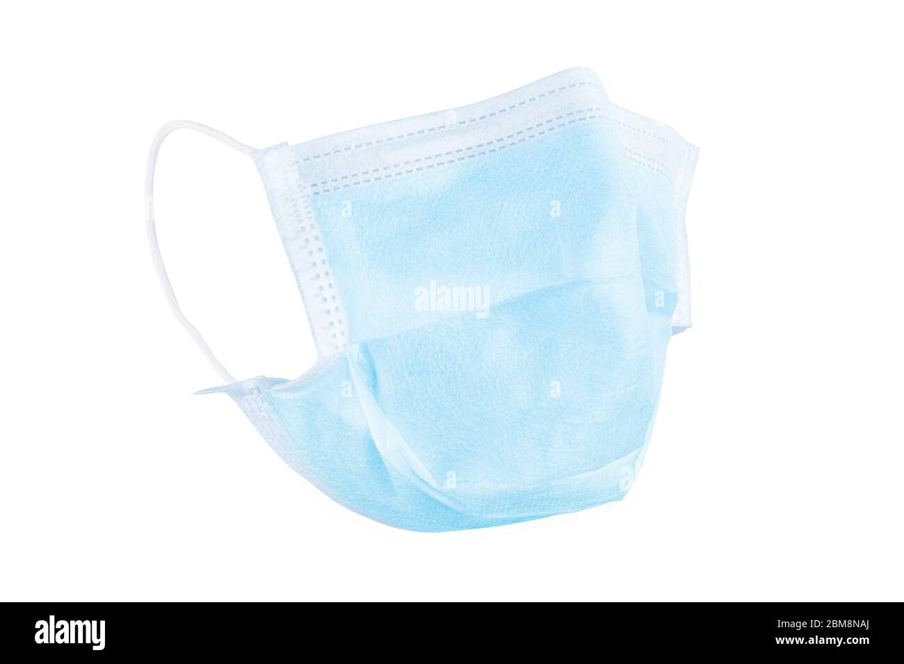 Bleu clair réaliste porter médical masque de visage vue de trois quarts. Isolé sur blanc, masque inclus Banque D'Images
