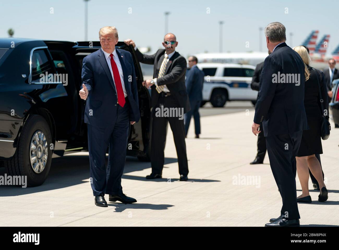 Le président américain Donald Trump, se fait un grand pas en avant lorsqu'il voyage de l'aéroport international de Phoenix Sky Harbor à Honeywell International le 5 mai 2020 à Phoenix, Arizona. Banque D'Images