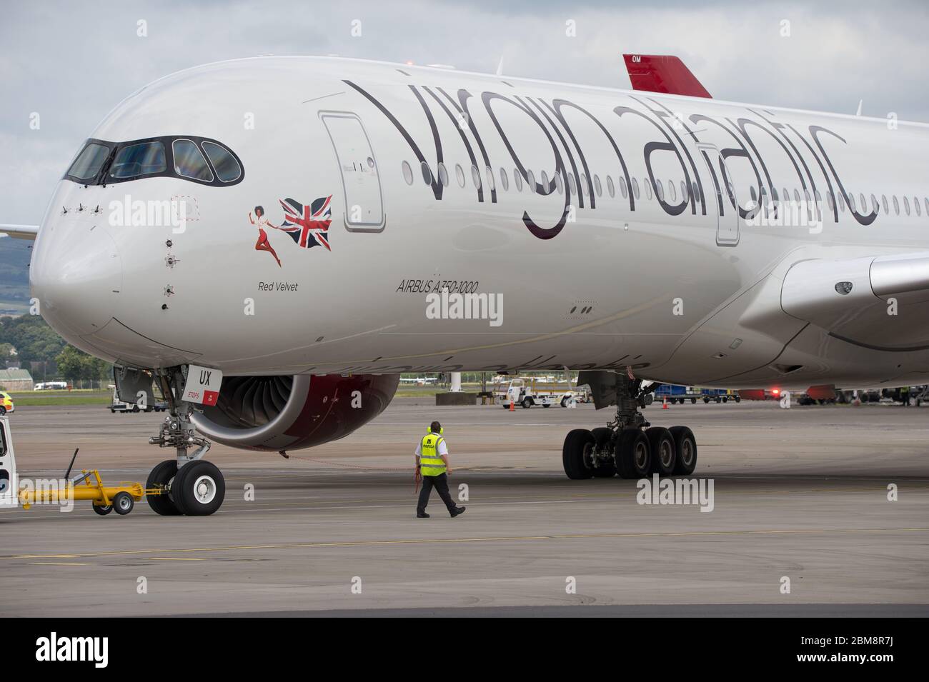 Glasgow, Royaume-Uni. 25 août 2019. Avion Airbus A350-1000 Virgin Atlantic vu à l'aéroport international de Glasgow pour la formation de pilotes. Le tout nouveau jumbo jet de Virgin est doté d'un nouvel espace social « loft » avec canapés en classe affaires, et orné avec élégance par l'enregistrement G-VLUX. L'appareil tout entier aura également accès à une connexion Wi-Fi haut débit. Virgin Atlantic a commandé un total de 12 Airbus A350-1000s. Ils devraient tous rejoindre la flotte d'ici 2021 pour une commande d'une valeur estimée à 4.4 milliards de dollars (3.36 milliards de livres sterling). Crédit : Colin Fisher/Alay Live News. Banque D'Images