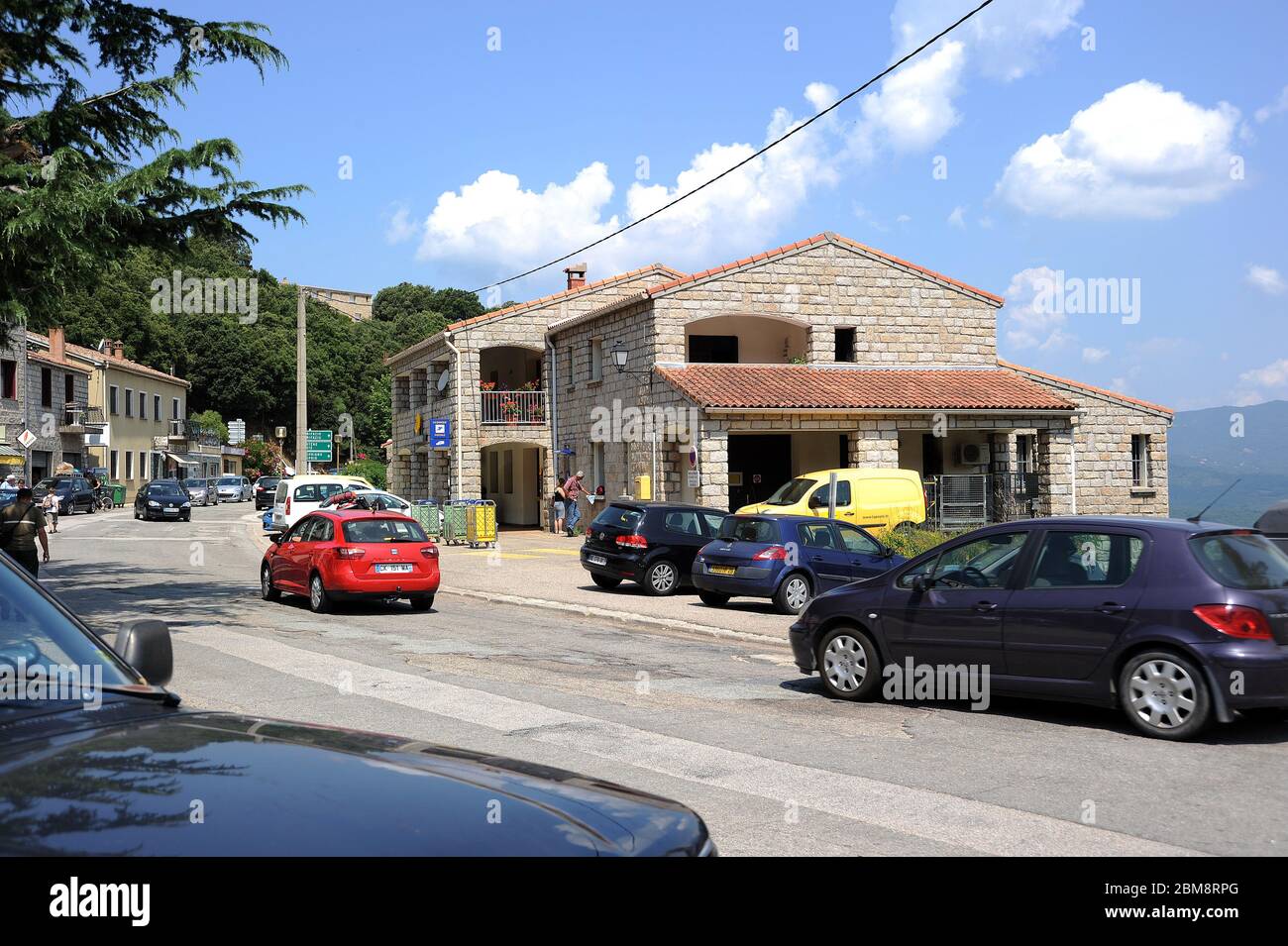 Corse. Rue principale à Petreto Bichisano. Banque D'Images