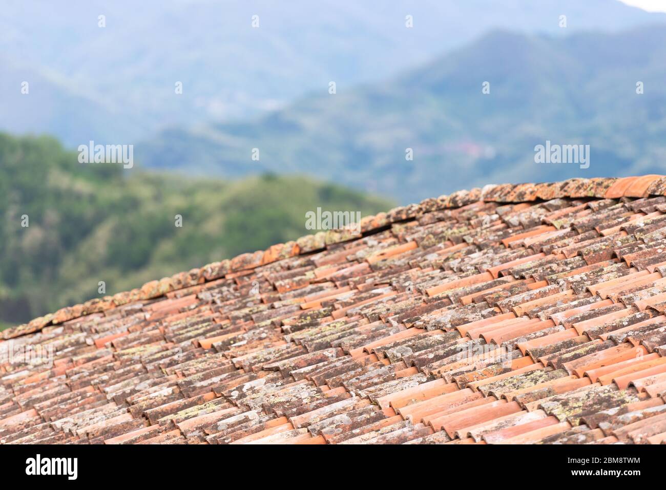 Carreaux d'argile gros plan. Vieux carreaux sur les maisons de Toscane. L'ancienne technologie est meilleure que les nouvelles. Banque D'Images