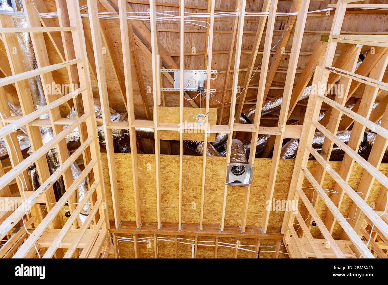 Toit de bâtiment dans les systèmes de ventilation de refroidissement d'air sous le toit Banque D'Images