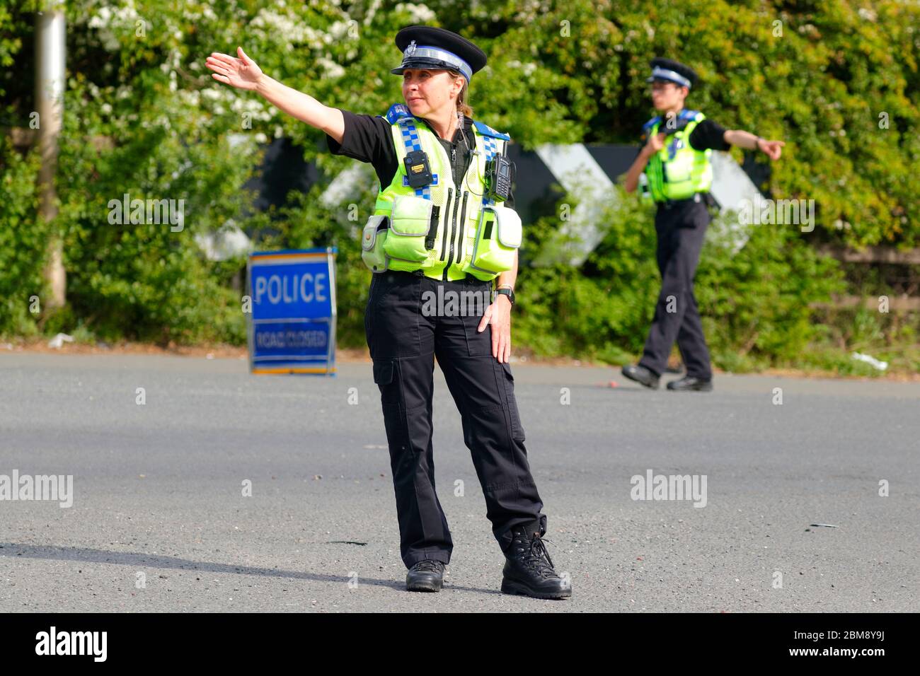 Des policiers ont dirigé la circulation à l'écart d'un incident de police sur Barnsdale Road à Allerton Bywater, West Yorkshire UK, après un renversement de véhicule. Banque D'Images