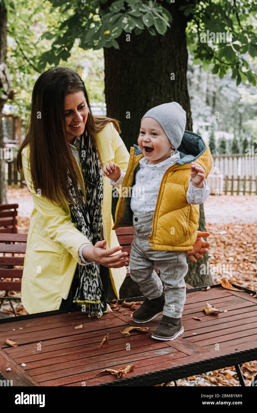 Jeune belle femme et son fils de 1 an dehors, amour de famille Banque D'Images