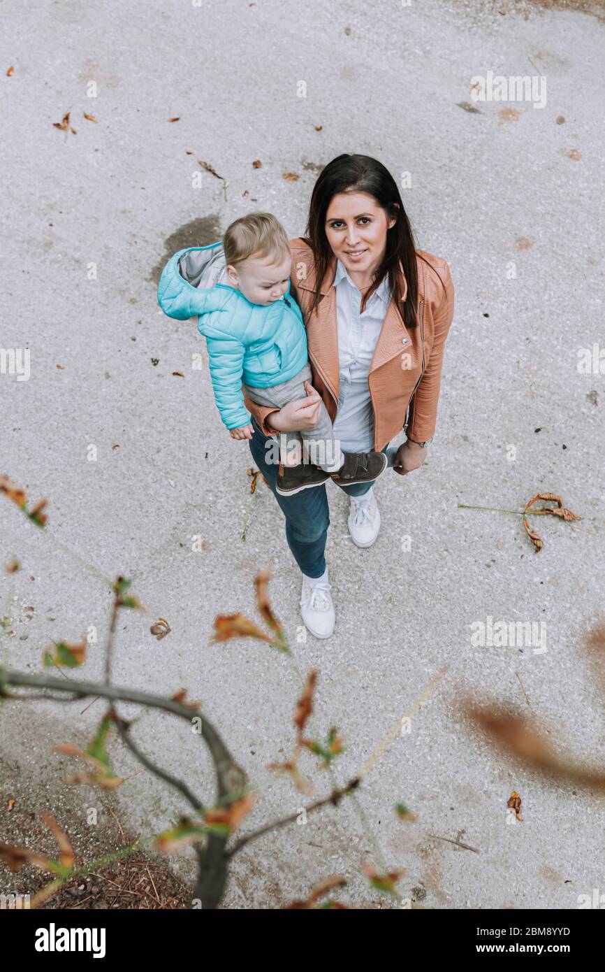 Jeune belle femme et son fils de 1 an dehors, amour de famille Banque D'Images