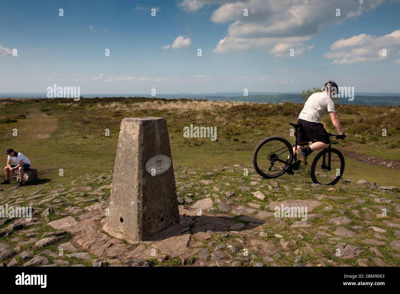 Le point de trig sur Beacon Batch, le point le plus élevé à 325 m ou 1066 pieds, des collines de Mendip, Somerset, Royaume-Uni. Banque D'Images