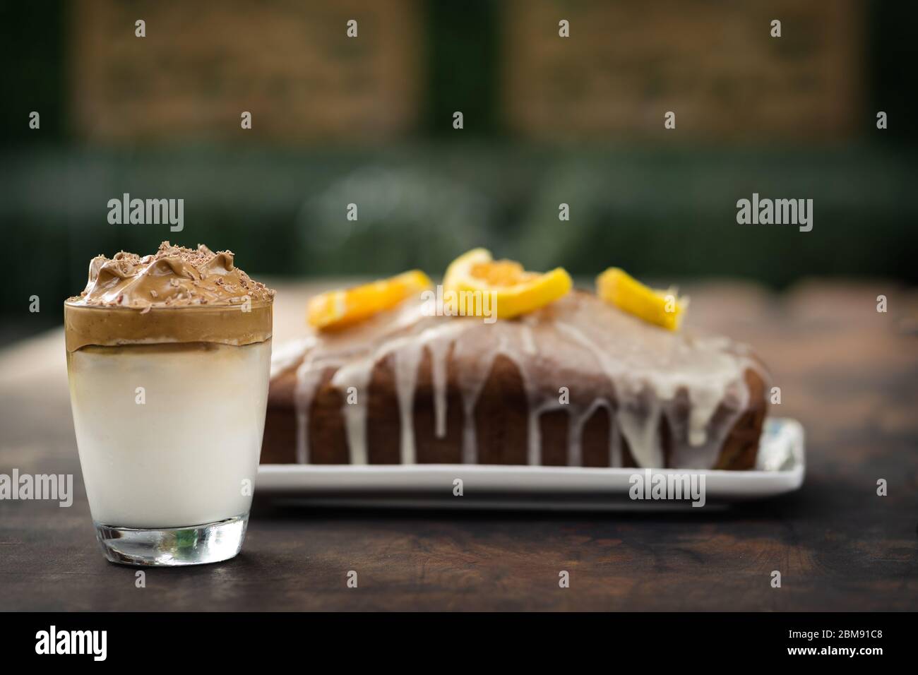 Un Verre De Cafe Dalgona Servi Sur Un Verre Et Un Gateau D Orange Complet Cafe Fouette Coreen Tendance Arriere Plan Exterieur Photo Stock Alamy Un Verre De Cafe Dalgona Servi Sur Un Verre Et Un Gateau D Orange Complet Cafe Fouette Coreen Tendance Arriere Plan Exterieur Photo Stock Alamy