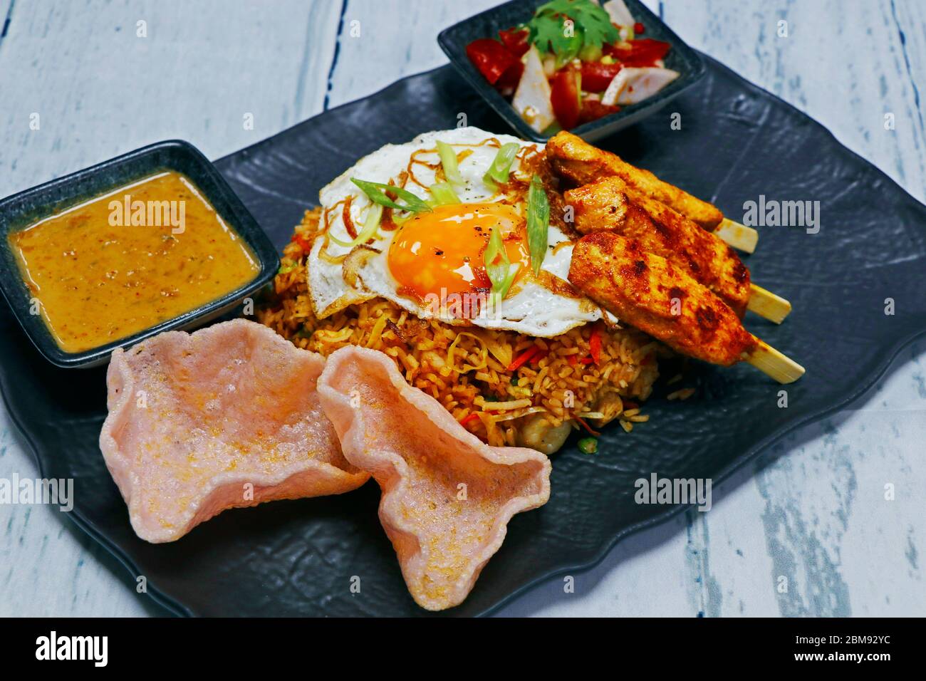 Nasi goreng, littéralement du riz frit en indonésien, servir avec du poulet, des crevettes etc Banque D'Images