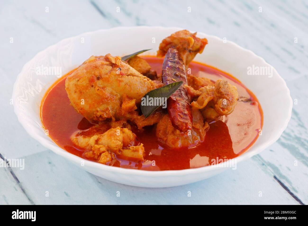 Curry de poulet épicé ou masala servi dans un bol Banque D'Images