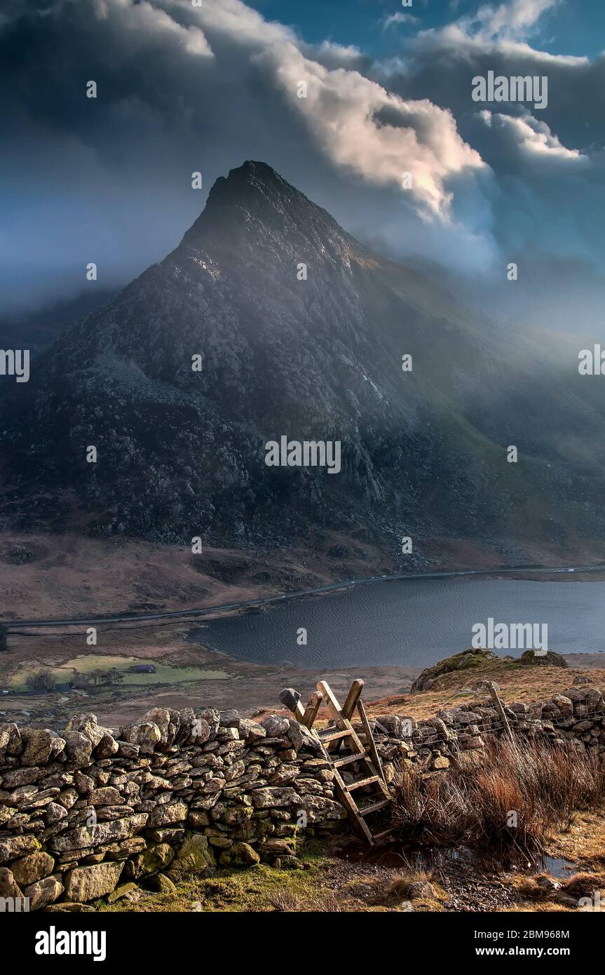 Lumière spectaculaire sur Tryfan et Llyn Ogwen depuis les pentes de Pen yr Ole Wen, parc national de Snowdonia, au nord du pays de Galles, Royaume-Uni Banque D'Images