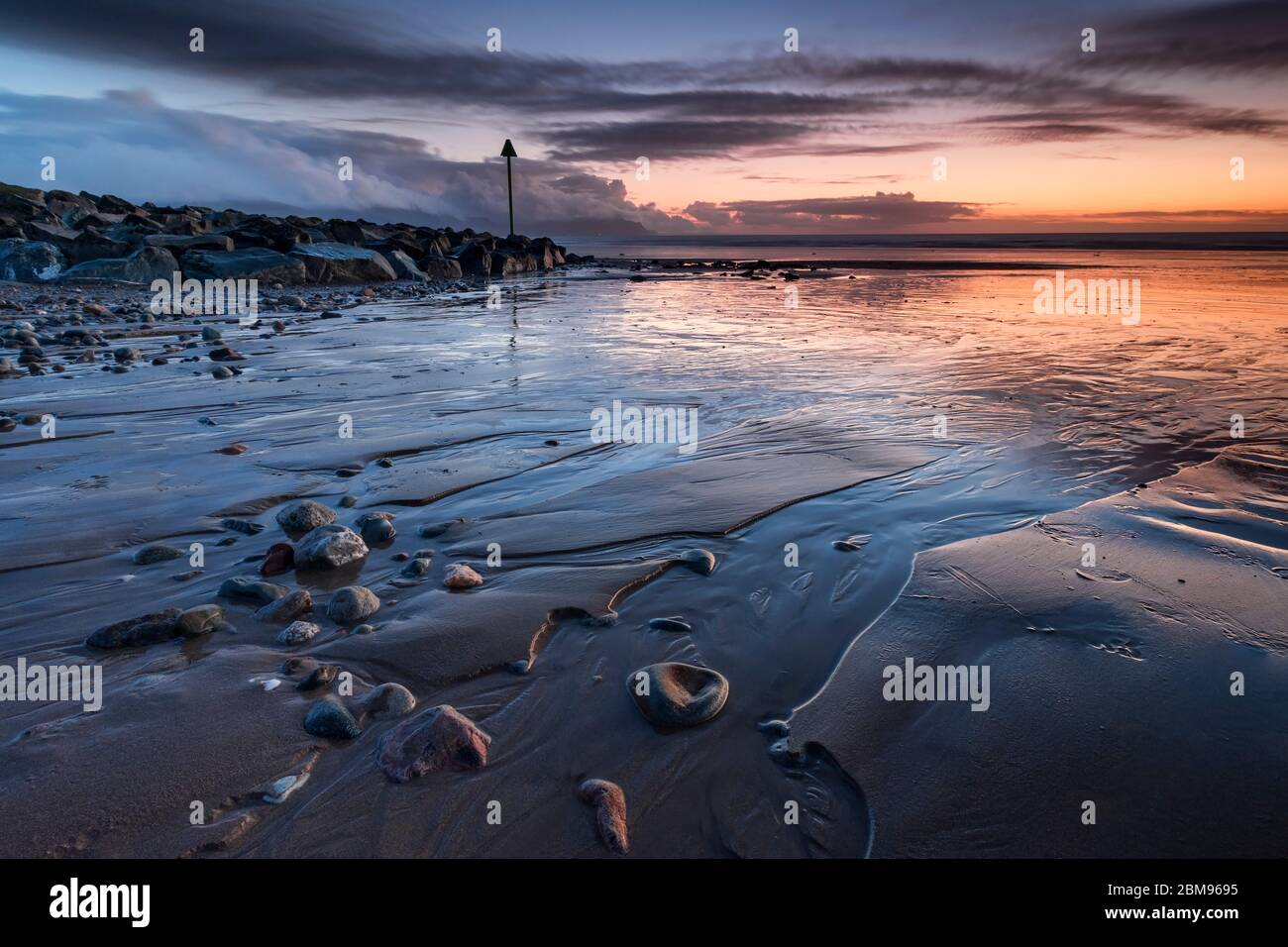 Dinas Dinlle Beach au coucher du soleil, Dinas Dinlle, Gwynedd, pays de Galles du Nord, Royaume-Uni Banque D'Images