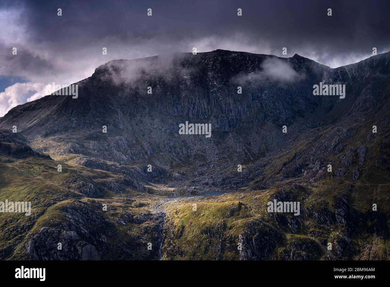 Une vue spectaculaire de Llyn Bochlwyd, soutenue par Glyder Fach, MCG Bochlwyd, parc national de Snowdonia, au nord du pays de Galles, Royaume-Uni Banque D'Images