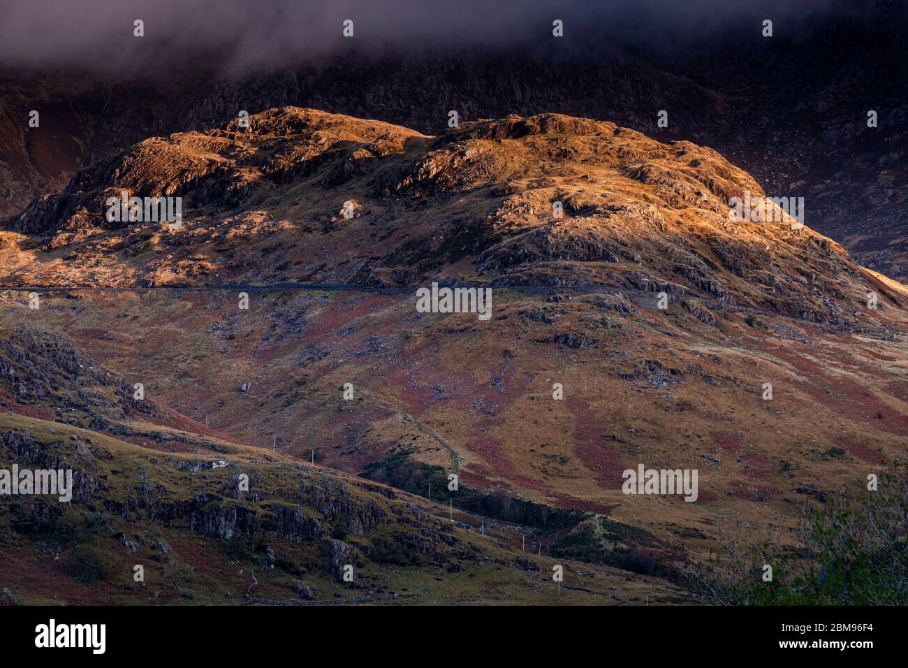 Lumière spectaculaire sur Moel Berfedd, Llanberis Pass, parc national de Snowdonia, pays de Galles du Nord, Royaume-Uni Banque D'Images