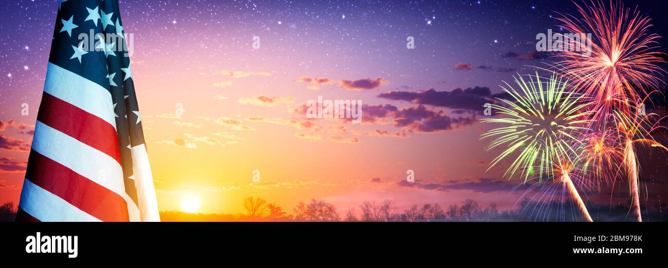 Drapeau américain et feux d'artifice au coucher du soleil avec Starry Sky - concept de célébration de l'indépendance / du jour du souvenir Banque D'Images