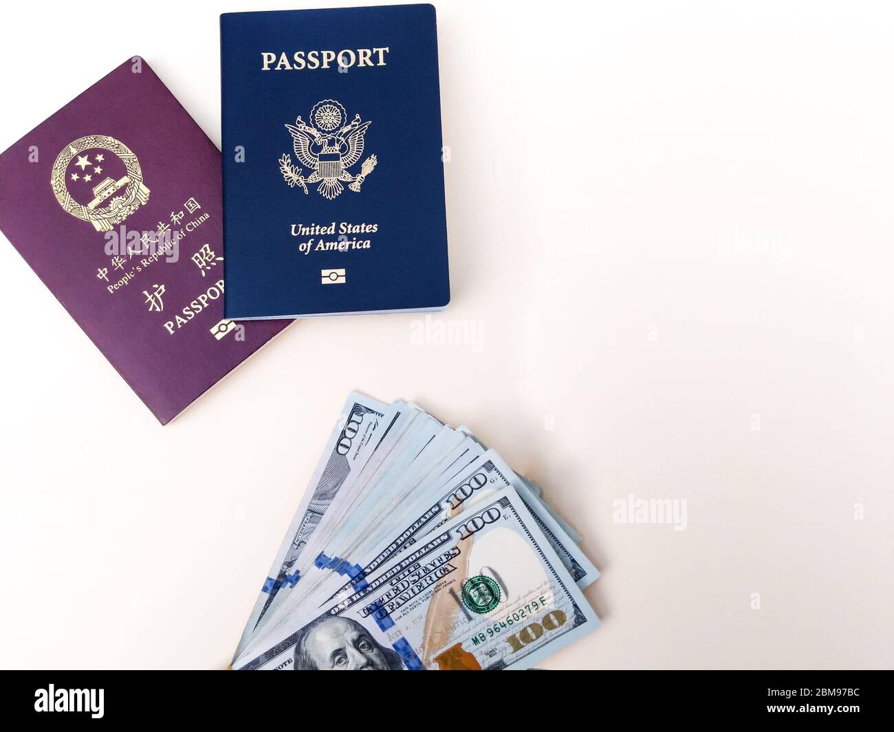 Passeports chinois et américains avec devise américaine Banque D'Images