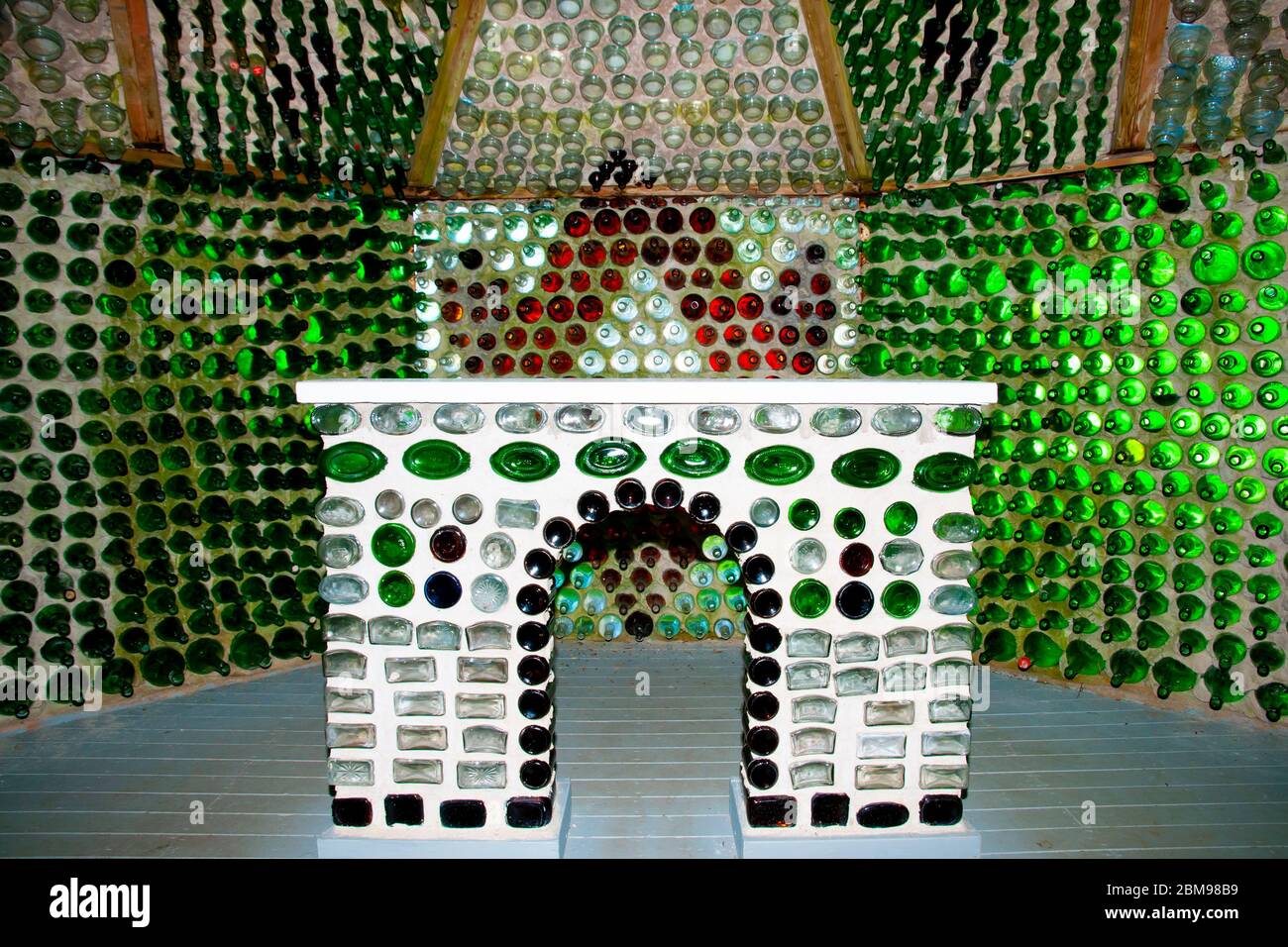 Cap-Egmont, Canada - 8 août 2016 : bouteilles en verre cimentées pour créer des maisons à bouteilles par Edouard T. Arsenault Banque D'Images